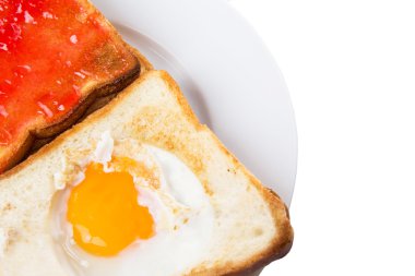 sahanda yumurta ve çilek reçeli ile tost ekmeği