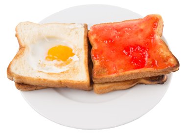 sahanda yumurta ve çilek reçeli beyaz plaka ile tost ekmeği