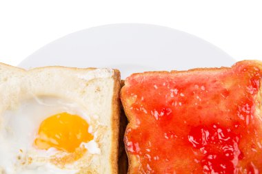 sahanda yumurta ve çilek reçeli ile tost ekmeği