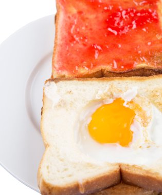 sahanda yumurta ve çilek reçeli ile tost ekmeği