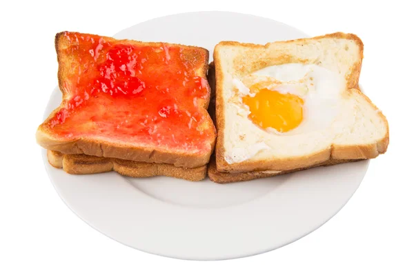 Bröd rostat bröd med stekt ägg och jordgubbssylt — Stockfoto