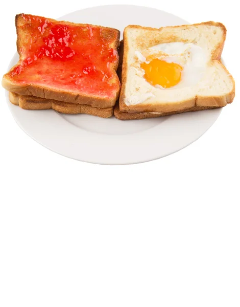 Τοστ ψωμί με τηγανητό αυγό και μαρμελάδα φράουλα — Φωτογραφία Αρχείου