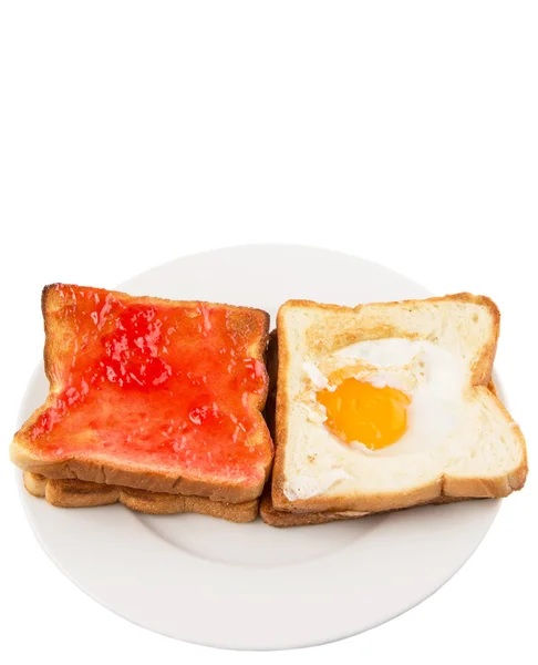 Sahanda Yumurta Çilek Reçeli Beyaz Plaka Ile Tost Ekmeği — Stok fotoğraf
