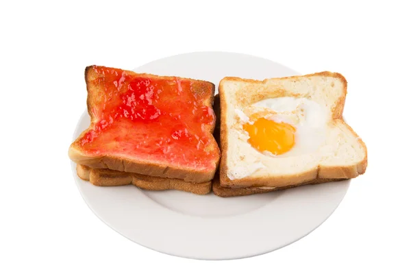 Pane tostato con uova fritte e marmellata di fragole — Foto Stock