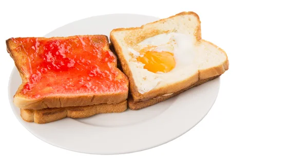 Τοστ Ψωμί Τηγανητό Αυγό Και Μαρμελάδα Φράουλα Άσπρο Πιάτο — Φωτογραφία Αρχείου