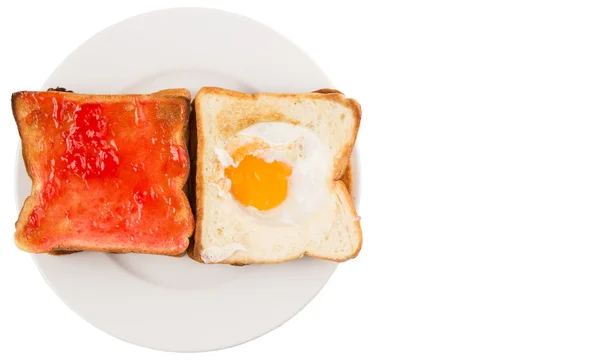 Bröd Rostat Bröd Med Stekt Ägg Och Jordgubbssylt Vit Platta — Stockfoto