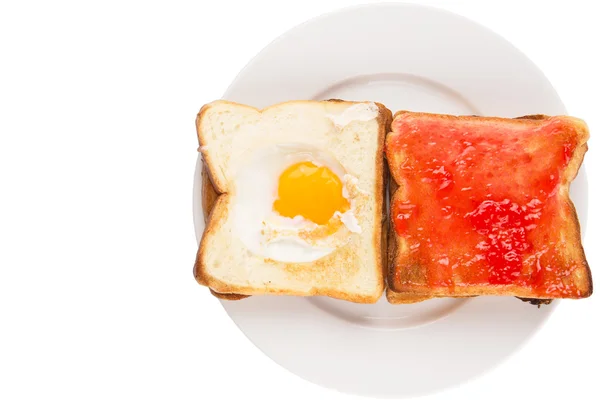 Bröd rostat bröd med stekt ägg och jordgubbssylt — Stockfoto