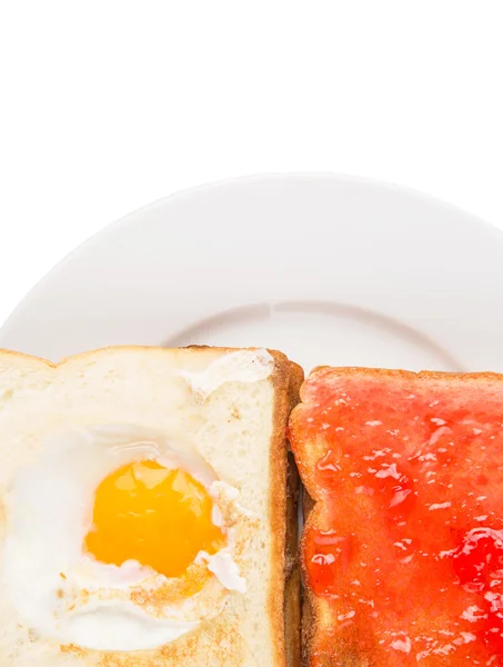 Pane tostato con uova fritte e marmellata di fragole — Foto Stock