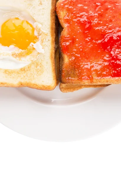 Pane tostato con uova fritte e marmellata di fragole — Foto Stock