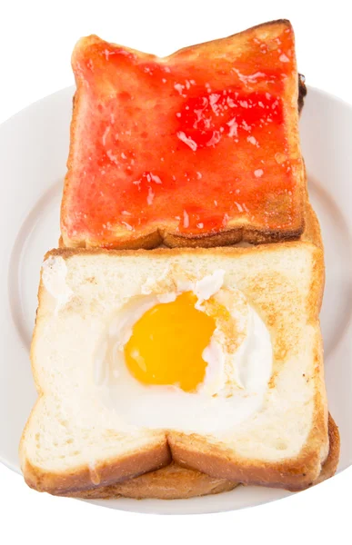 Pan Tostado Con Huevo Frito Mermelada Fresa Plato Blanco —  Fotos de Stock