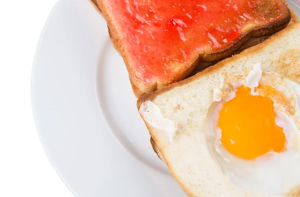 Brottoast mit Spiegelei und Erdbeermarmelade — Stockfoto