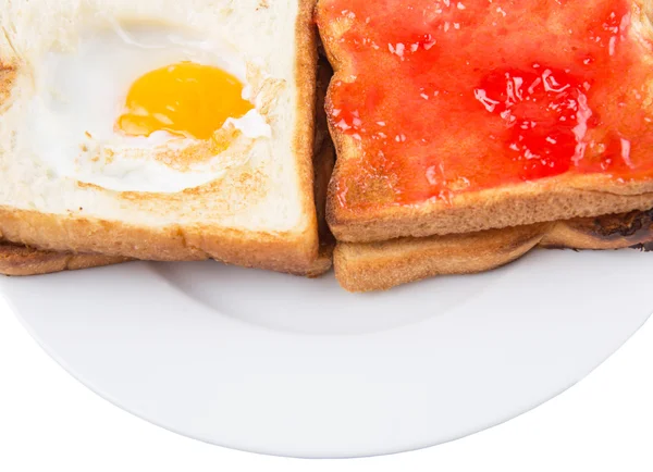 Sahanda yumurta ve çilek reçeli ile tost ekmeği — Stok fotoğraf