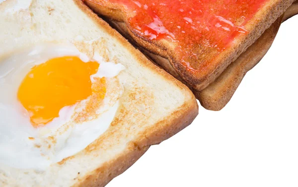 Pan tostado con huevo frito y mermelada de fresa —  Fotos de Stock