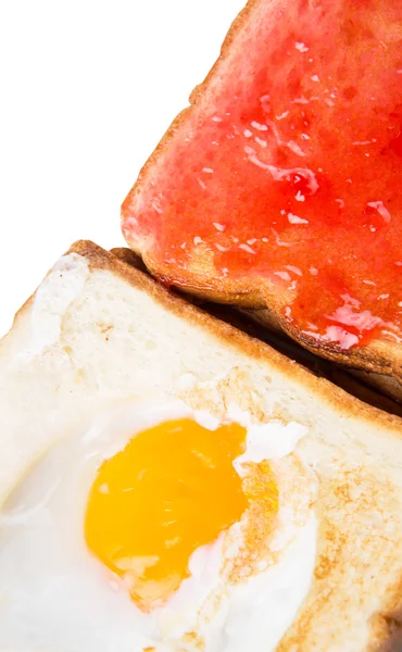 Τοστ Ψωμί Τηγανητό Αυγό Και Μαρμελάδα Φράουλα Άσπρο Πιάτο — Φωτογραφία Αρχείου