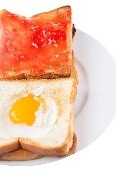sahanda yumurta ve çilek reçeli beyaz plaka ile tost ekmeği