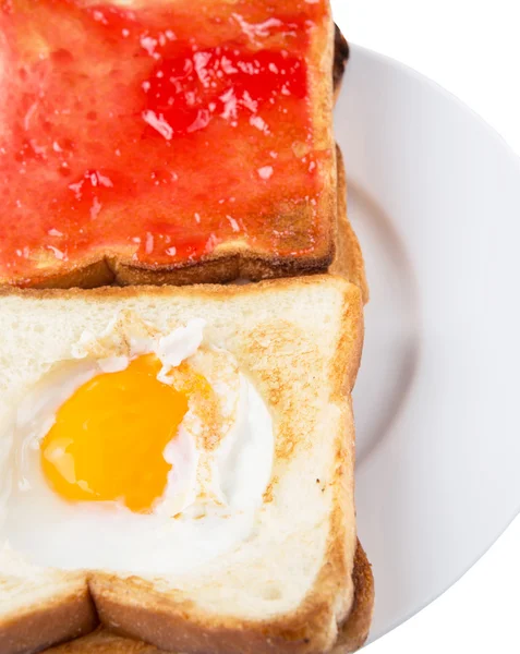 Pane Tostato Con Uovo Fritto Marmellata Fragole Piatto Bianco — Foto Stock