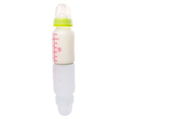 beyaz zemin üzerinde bir biberon süt