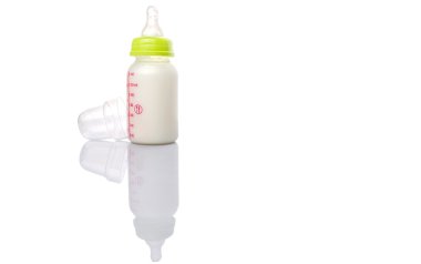 beyaz zemin üzerinde bir biberon süt