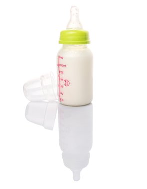 beyaz zemin üzerinde bir biberon süt