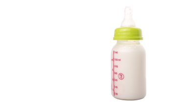 beyaz zemin üzerinde bir biberon süt