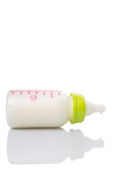 在白色的背景一婴儿瓶牛奶 — 图库照片