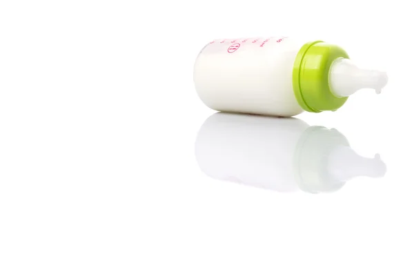 Beyaz Zemin Üzerinde Bir Biberon Süt — Stok fotoğraf
