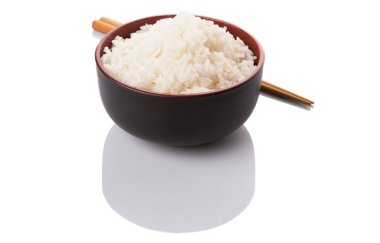 bir kase pilav ve beyaz zemin üzerine çubuk çifti