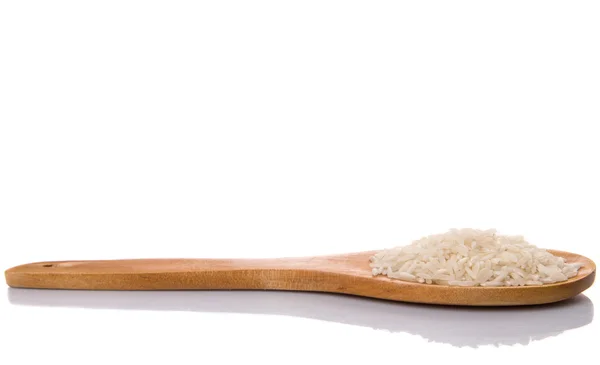 Raaka ja kypsentämätön riisi puisella lusikalla — kuvapankkivalokuva