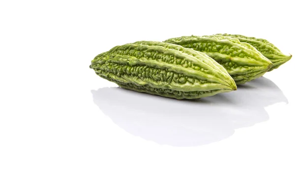 白い背景の上の苦いひょうたん野菜 — ストック写真