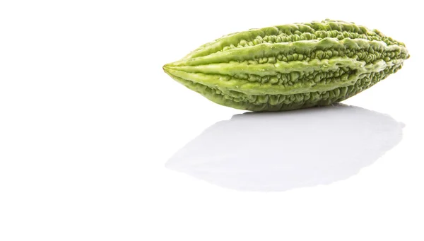 白い背景の上の苦いひょうたん野菜 — ストック写真
