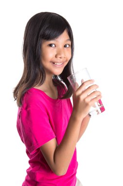 bir bardak su ile preteen genç Asyalı kız