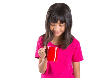 Genç Asyalı preteen kız kırmızı kupa ile