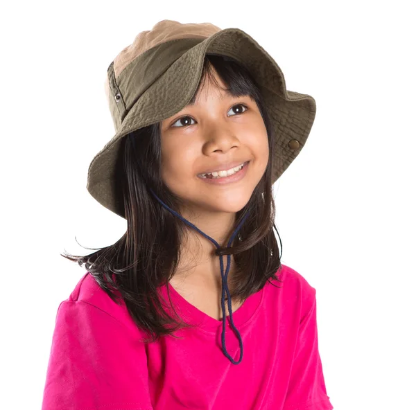 Junge asiatische preteen Mädchen tragen Anglerhut und rosa T-Shirt — Stockfoto