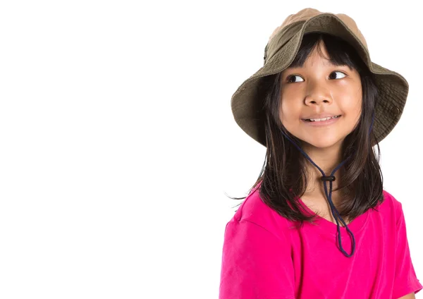Jonge Aziatische preteen meisje visser hoed en roze tshirt dragen — Stockfoto