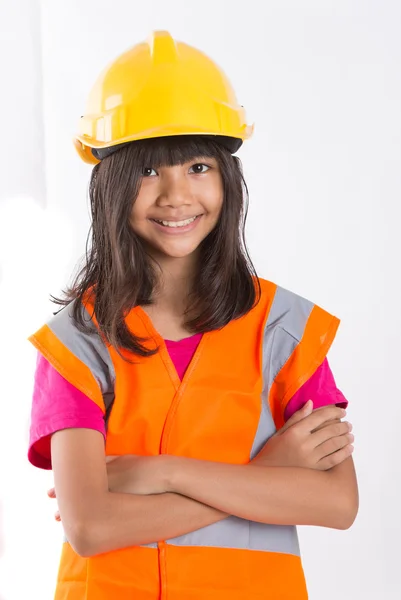 Jong preteen Aziatische meisje met harde hoed en reflecterende vest — Stockfoto