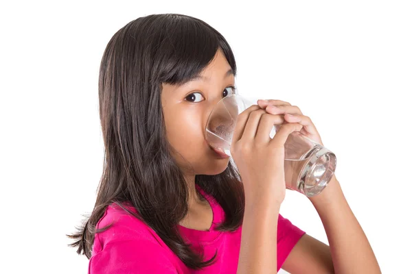 Unga preteen asiatisk tjej med ett glas vatten — Stockfoto