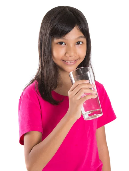 Bir bardak su ile preteen genç Asyalı kız — Stok fotoğraf