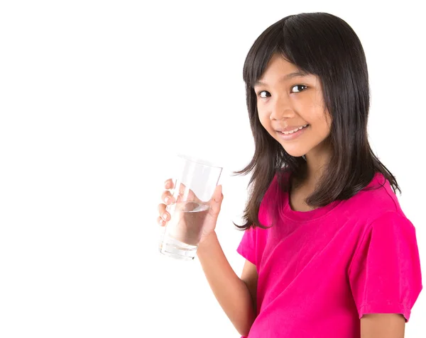 Unga preteen asiatisk tjej med ett glas vatten — Stockfoto