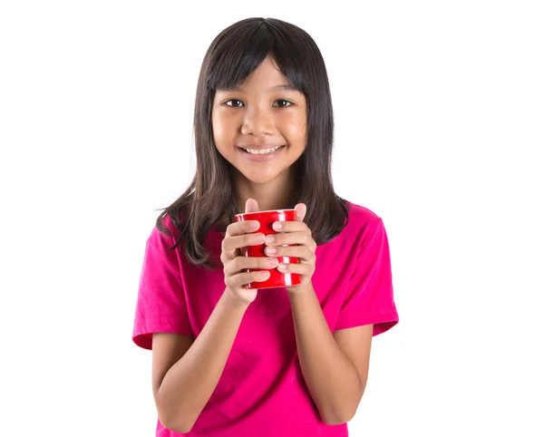 Jonge Aziatische preteen meisje met een glas water — Stockfoto