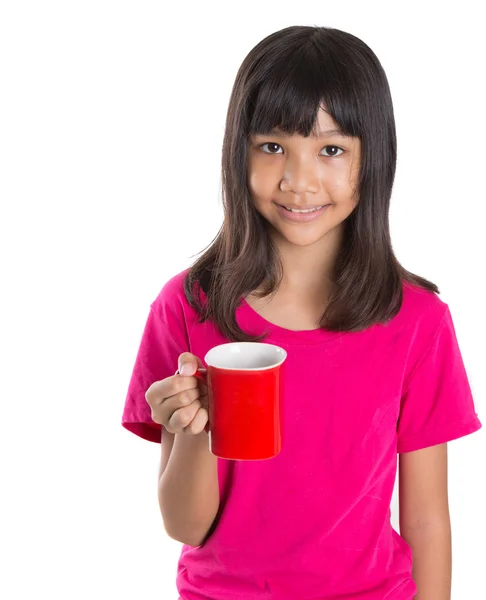 Unga preteen asiatisk tjej med röd mugg — Stockfoto
