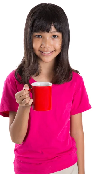 Genç Asyalı preteen kız kırmızı kupa ile — Stok fotoğraf