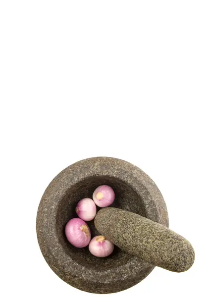 Каменный раствор и пестик с луком — стоковое фото