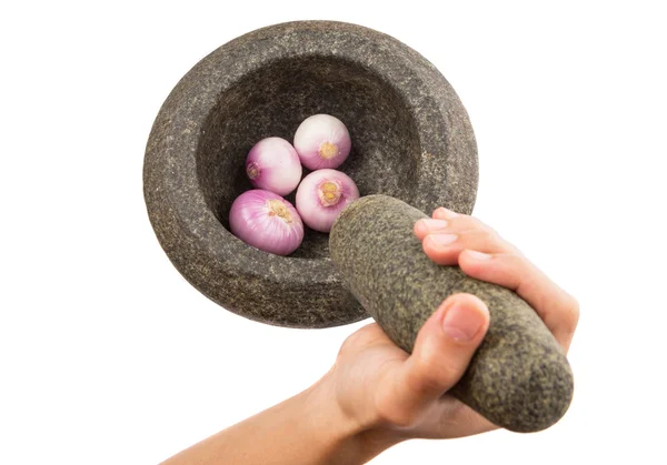 Crunching oignons à l'aide de pilon de pierre et de mortier — Photo