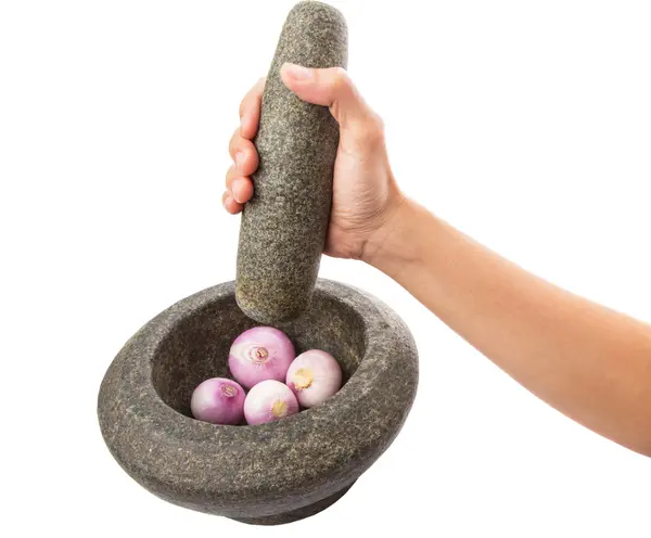Crunching cipolle utilizzando pietra pestello e malta — Foto Stock