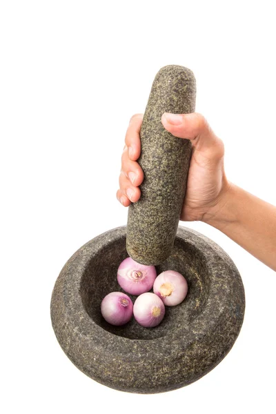 Soğan taş havaneli ve harç kullanarak crunching — Stok fotoğraf