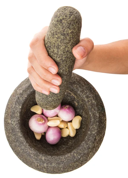 Crunching cebolas e alho com argamassa de pedra e pilão — Fotografia de Stock