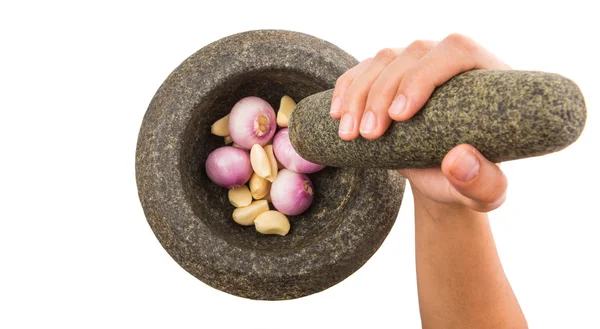 Crunching cebollas y ajo con mortero de piedra y plaga — Foto de Stock