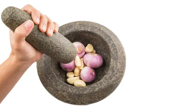 Skrzypienie cebuli i czosnku z kamiennym, moździerz i tłuczek — Zdjęcie stockowe