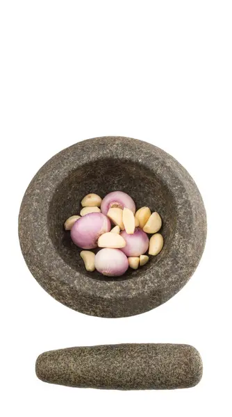 Mortier et pilon en pierre avec oignons et ail — Photo