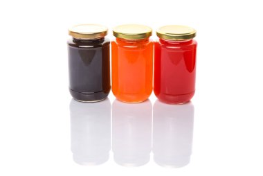 yaban mersini, çilek ve portakal meyve reçeli beyaz arka plan üzerinde şişelenmiş